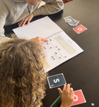 Enfant utilisant les cartes lettres pour former ses premiers mots