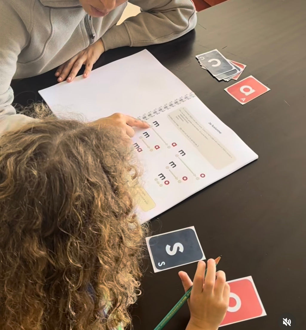 Enfant utilisant les cartes lettres
